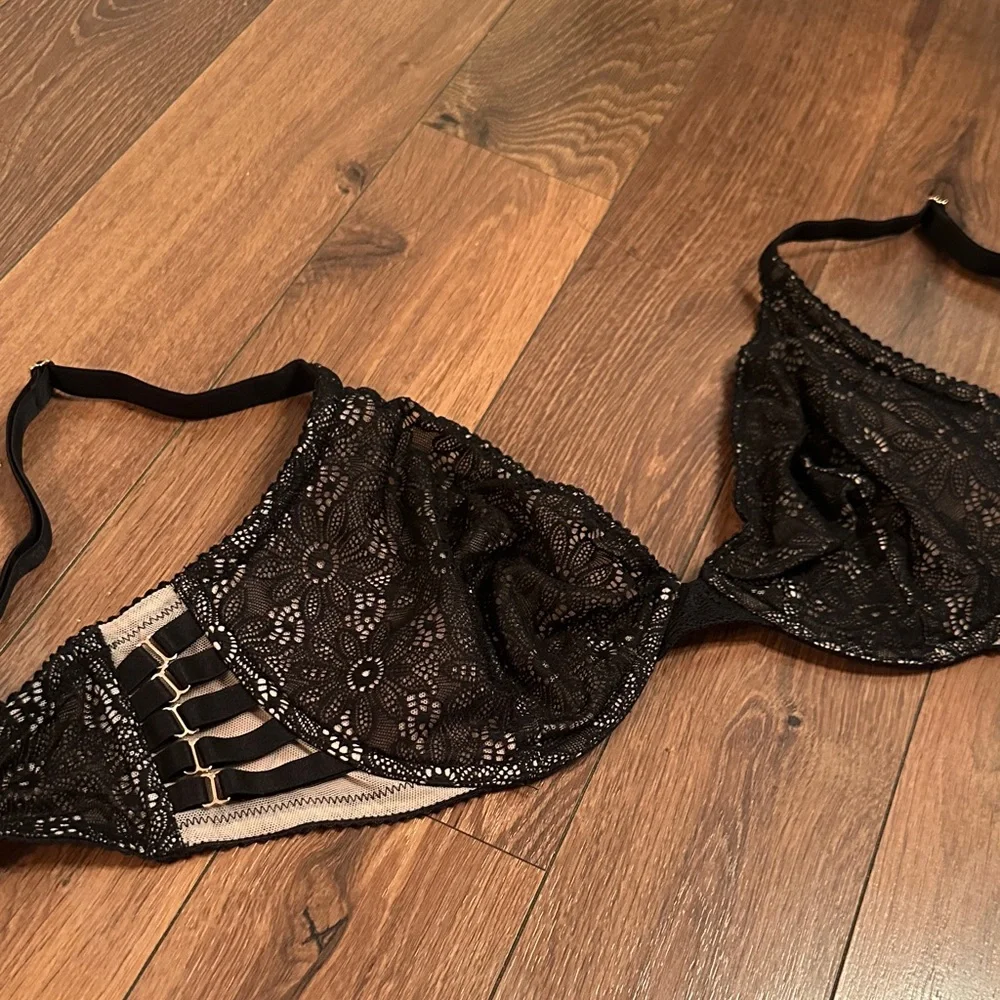 Victoria’s Secret Inlined Plunge Bra 34DDD - Picture 3 of 8